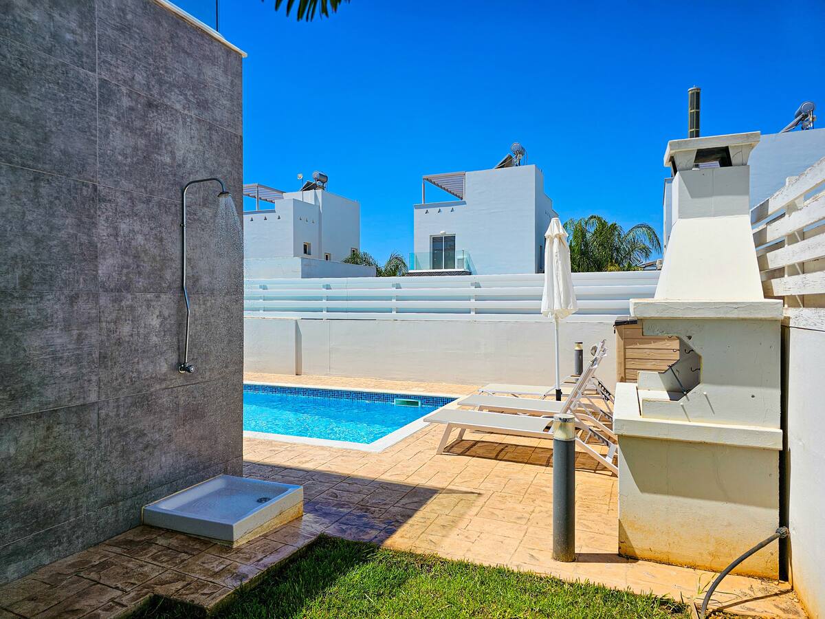 Sunrise Villa 24 · Holiday · Pool & outdoor area
